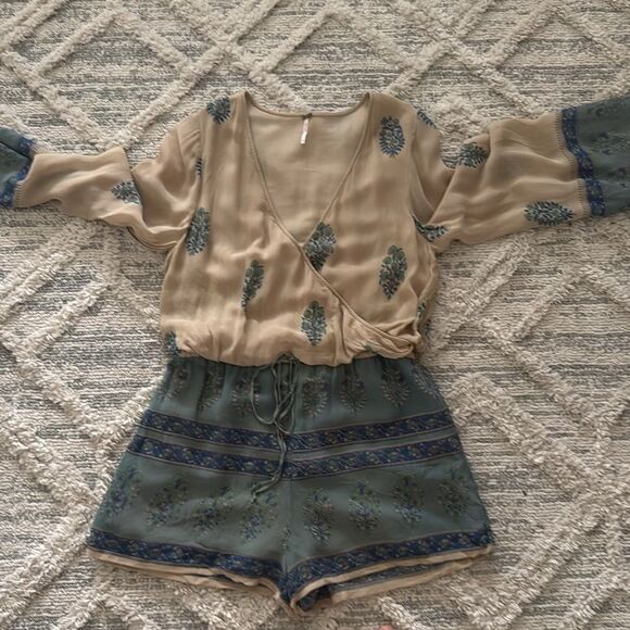Free People Janpath Romper Shorts Jumpsuit Long Bell Sleeve Beige Blue Floral SP - Picture 9 of 12